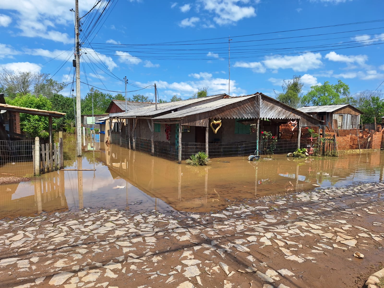 Nível do Rio dos Sinos continua alto em Taquara e atinge seis ruas no Bairro Empresa