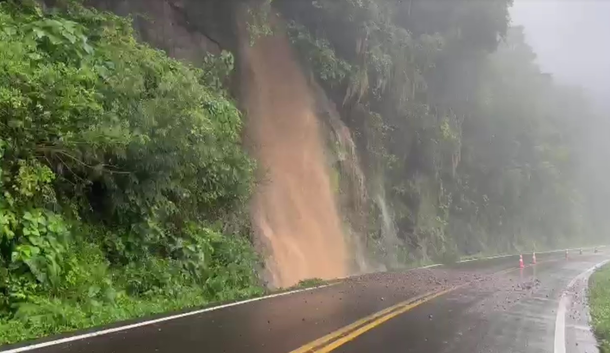Trecho da ERS-020, entre Igrejinha e Taquara, está bloqueado - Veja vídeos