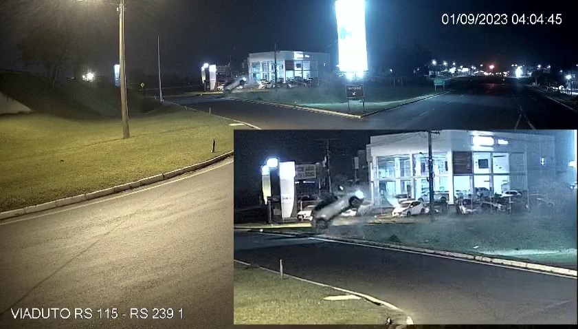 Assista ao vídeo do capotamento de veículo na ERS-115 em Taquara; motorista ficou preso às ferragens