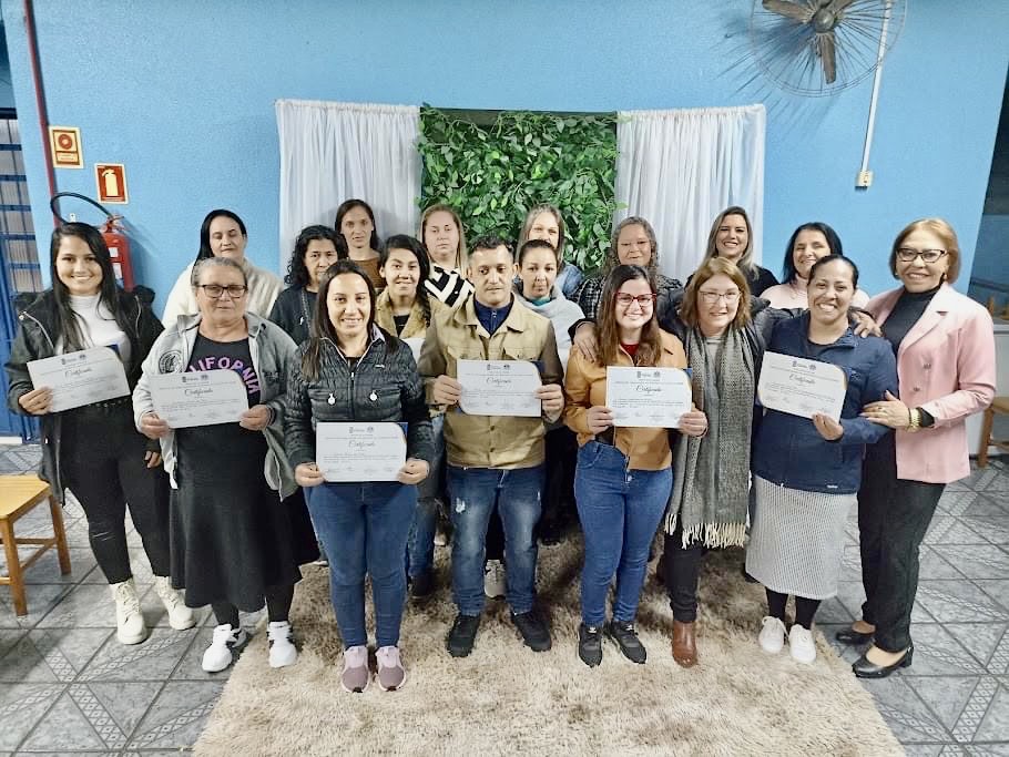 Sindicato dos Sapateiros de Parobé realiza formatura do Curso de Costura em Calçados