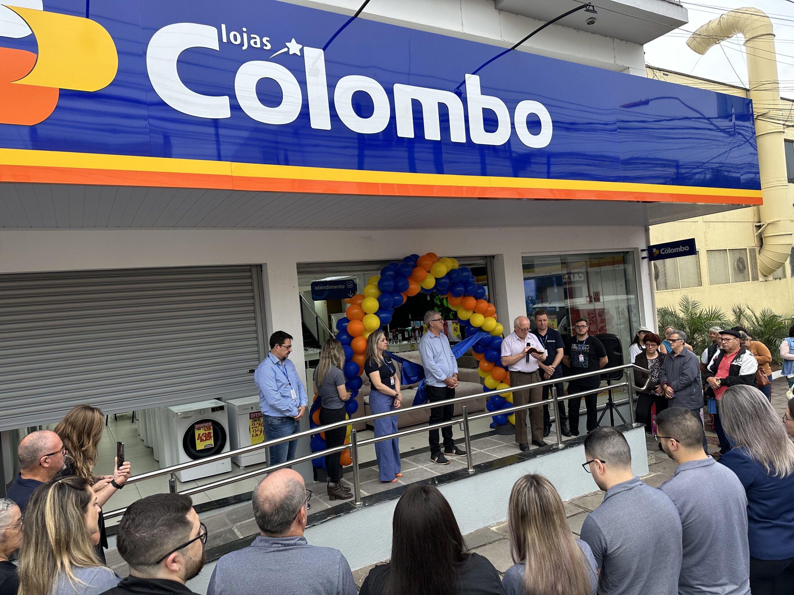 Lojas Colombo reinaugura filial de Taquara; VEJA FOTOS