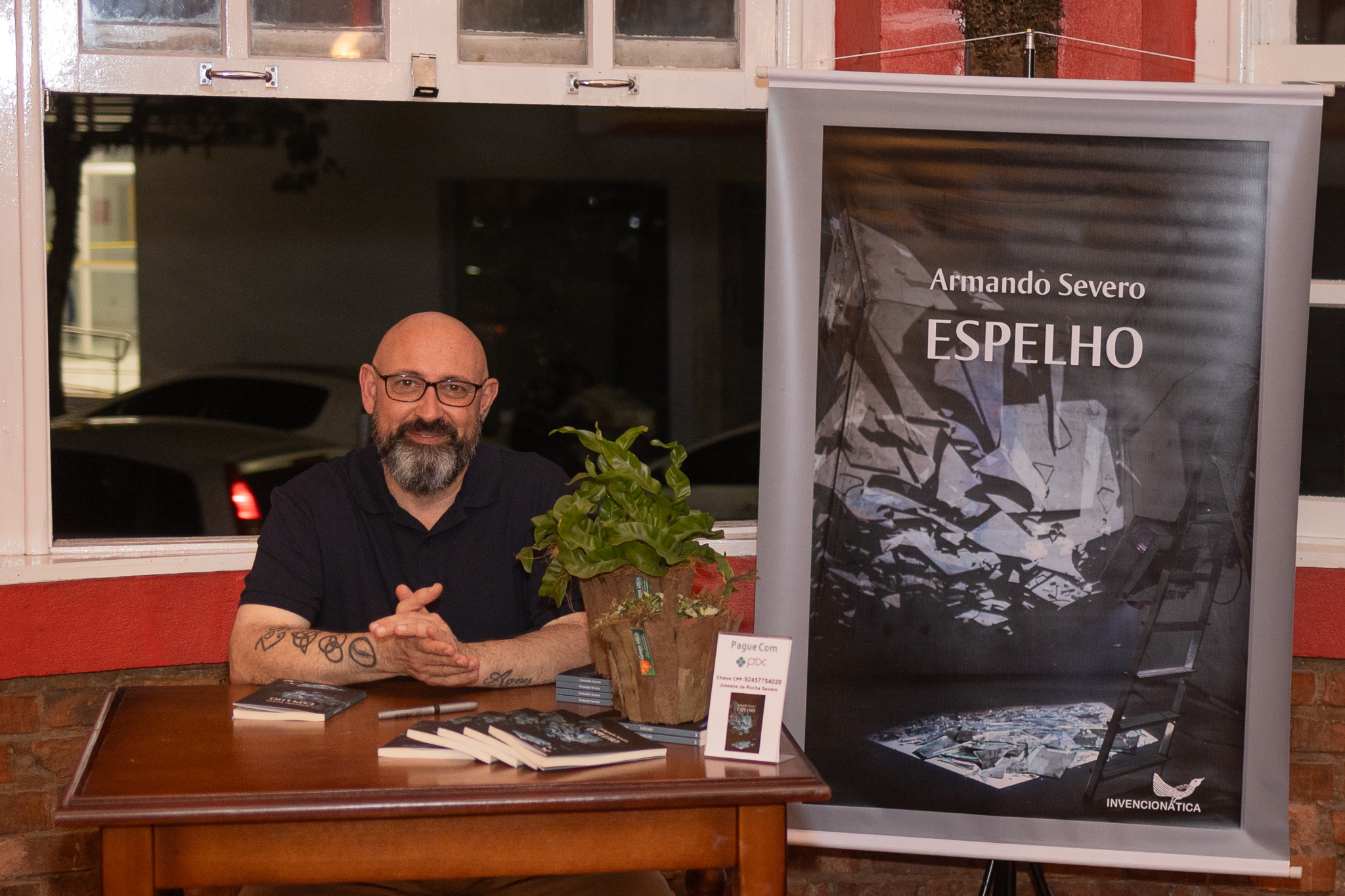Noite de autógrafos marca o lançamento de "Espelho", novo livro do escritor Armando Severo