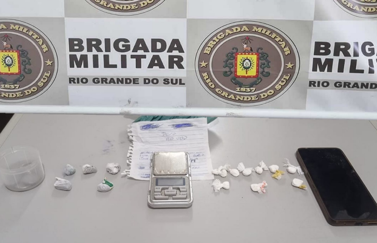 Dupla é presa e adolescente apreendido por tráfico de drogas em Três Coroas