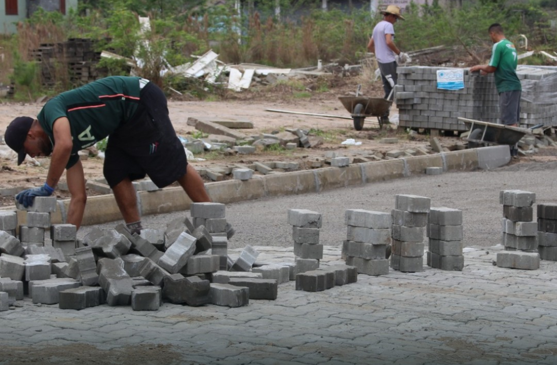 Nova quadra poliesportiva no bairro Emancipação em Parobé está recebendo calçamento