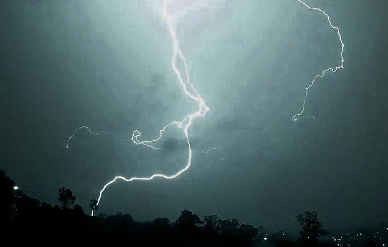 Observatório de Taquara registra mais de 100 raios no temporal desta sexta-feira (22) - Veja vídeos