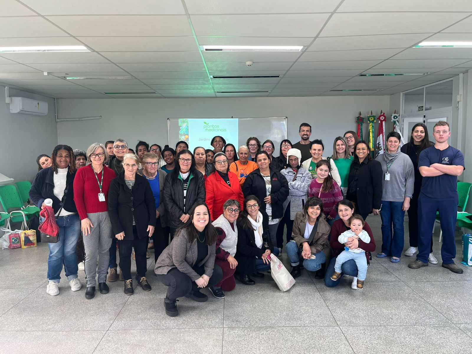 Mulheres do Projeto de Plantas Bioativas de Parobé realizaram visita ao IFRS Campus Rolante
