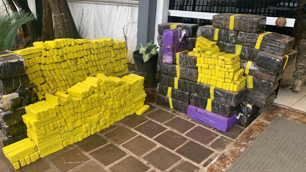 Homem é preso após capotar veículo com uma tonelada de maconha