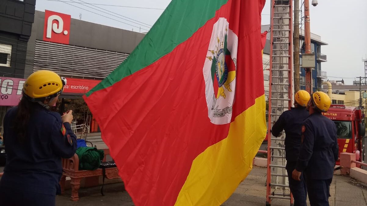 Bandeira do Rio Grande do Sul é instalada na praça central de Taquara