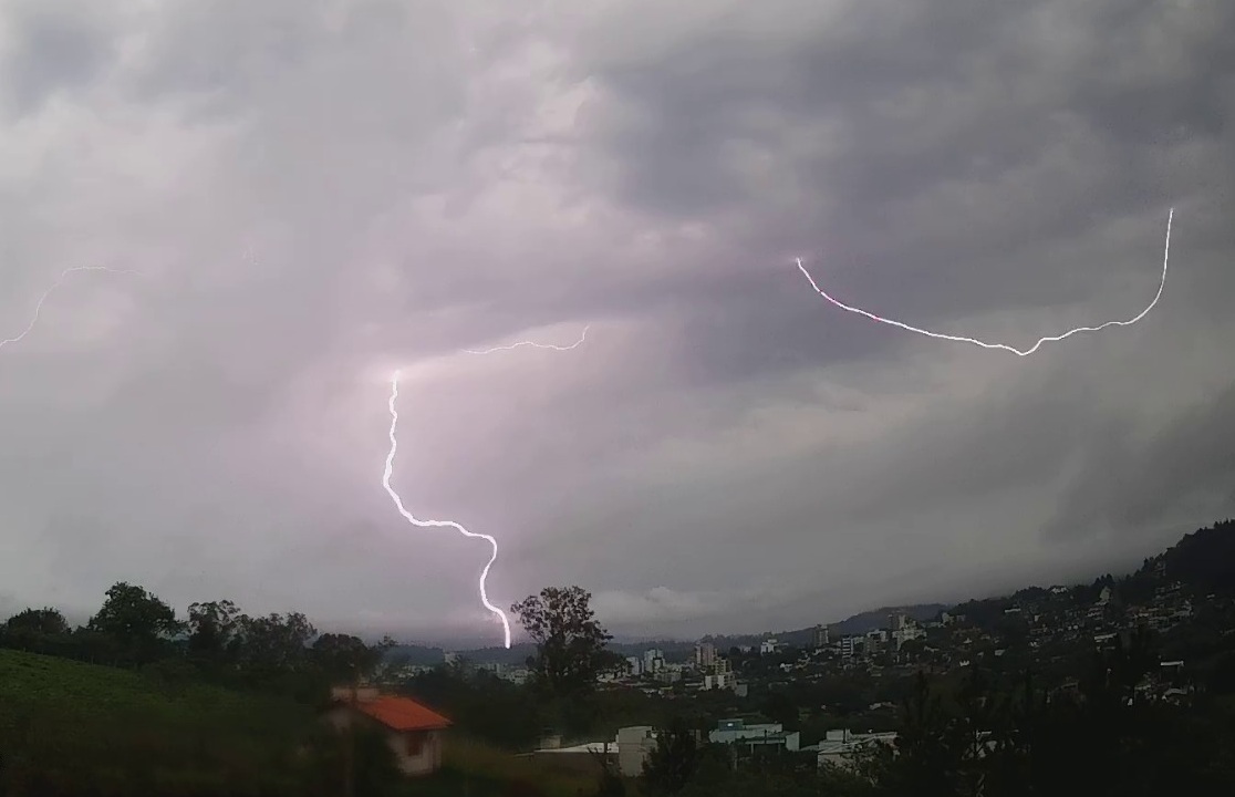 Observatório registra 347 raios em 24h e chuva alcança 474 mm no mês em Taquara