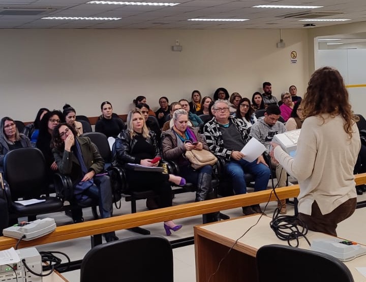 Mesários e auxiliares que irão trabalhar nas eleições do Conselho Tutelar de Parobé passam por treinamento