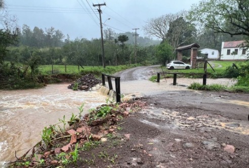 Chuva causa alagamentos no interior de Taquara