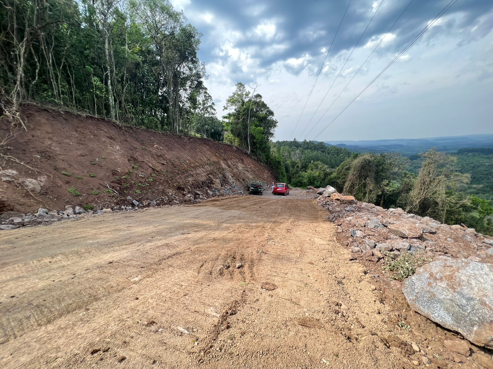 Após explosão de rocha, estrada de Alto Tucanos é liberada no interior de Taquara