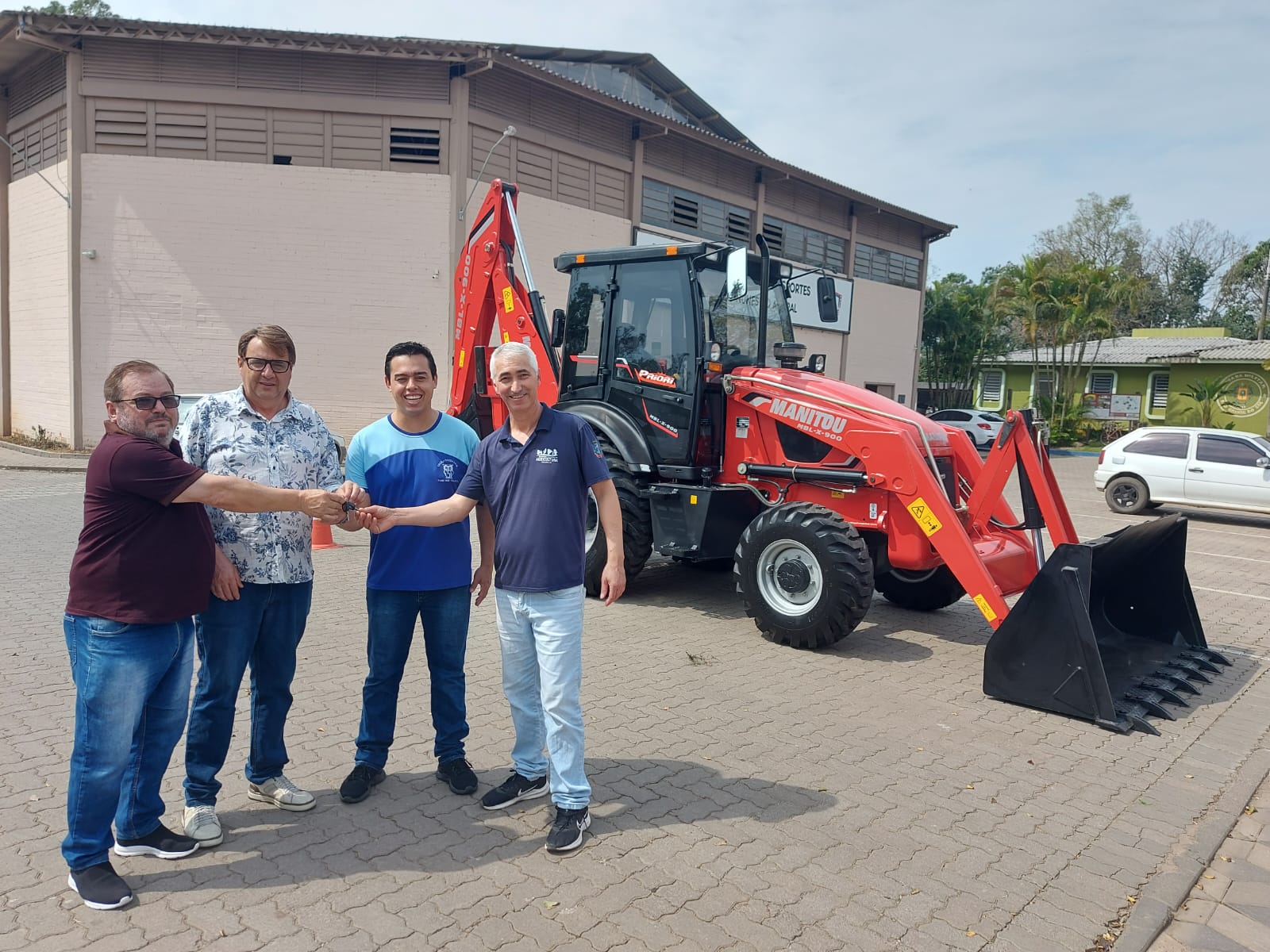 Secretaria de Agricultura de Rolante recebe retroescavadeira hidráulica