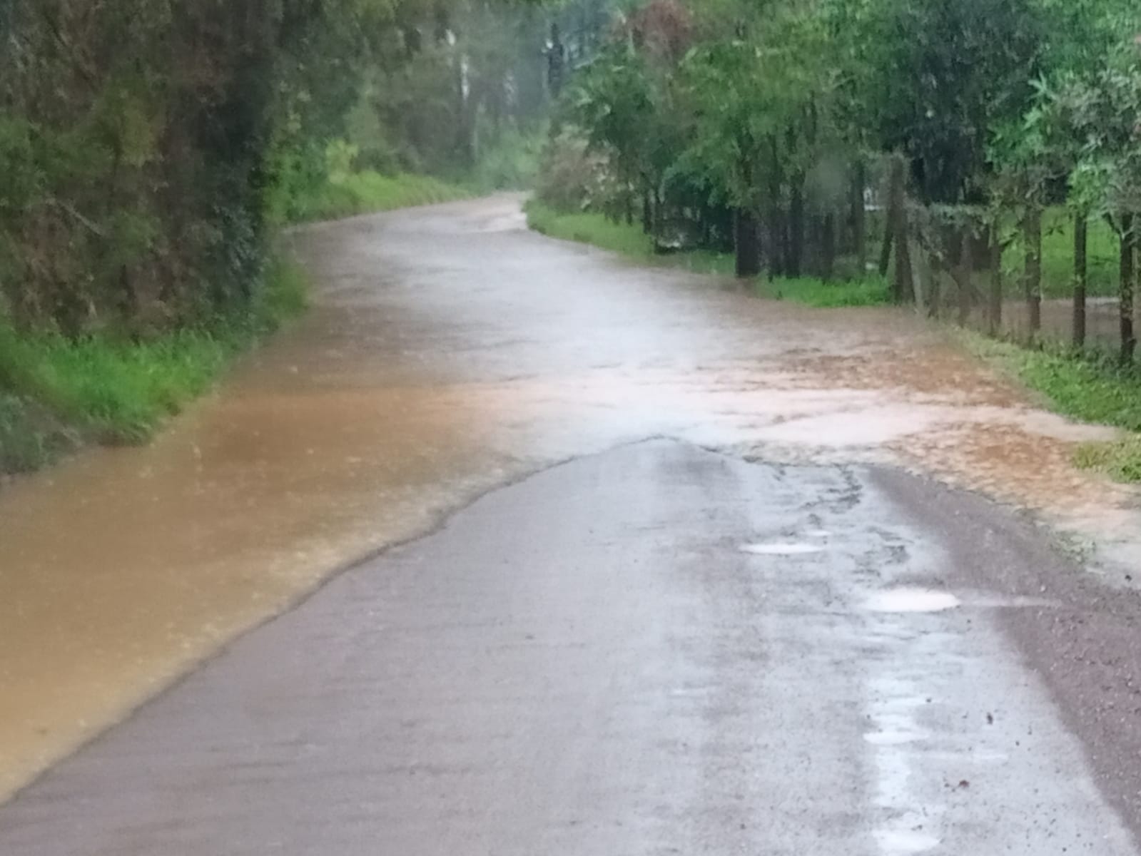 Pontos de alagamento começam a ser registrados em Taquara; algumas escolas suspenderam aulas