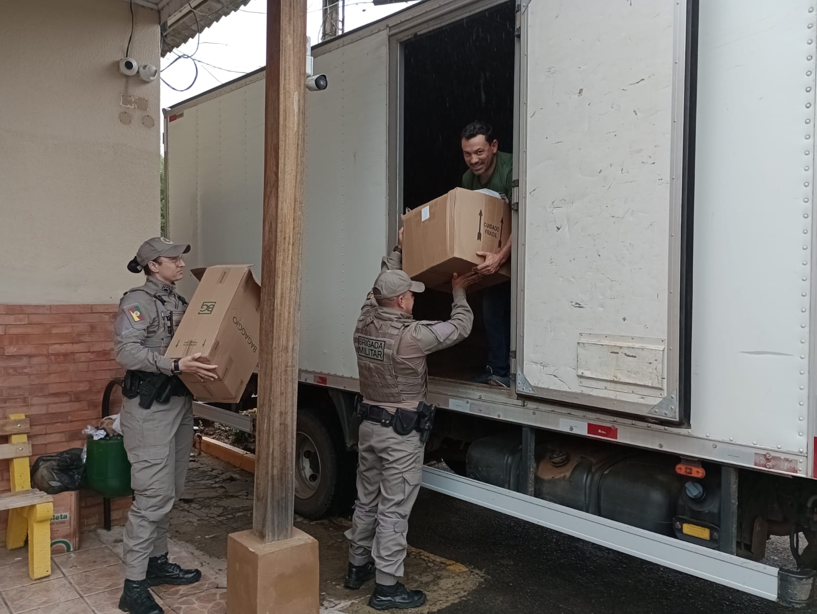 Primeiras doações entregues na Brigada Militar de Taquara são encaminhadas ao Vale do Taquari