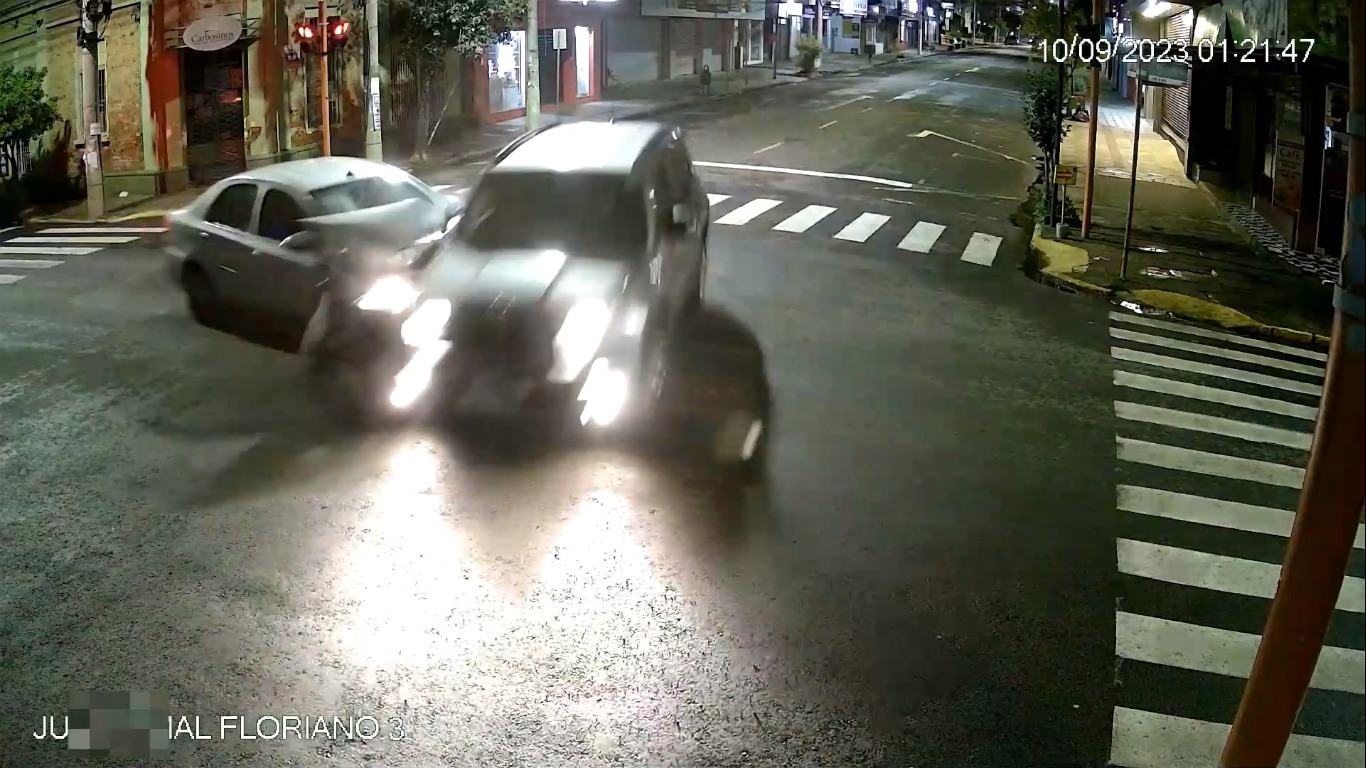 Vídeo registra colisão no Centro de Taquara