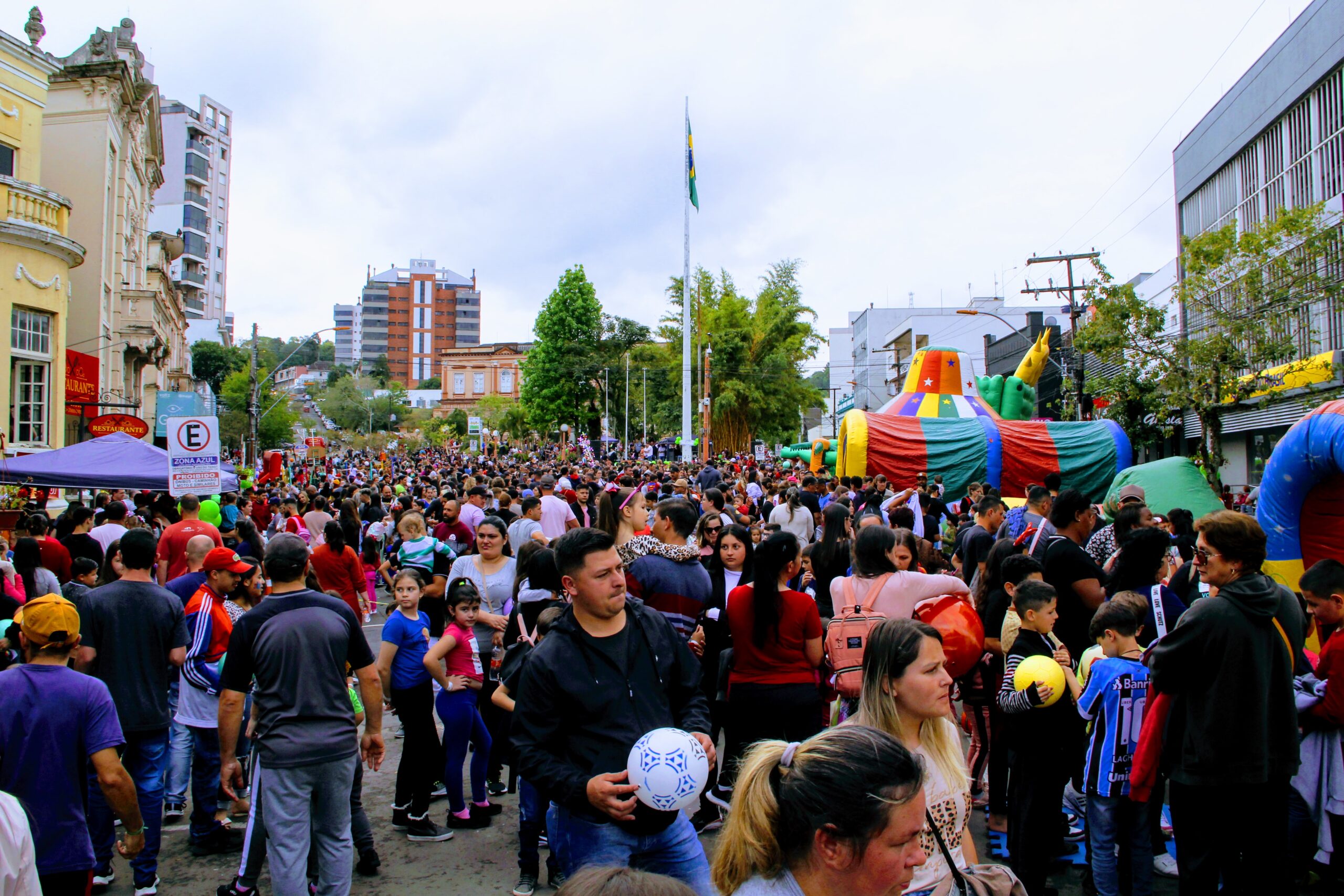 Dia das Crianças terá distribuição de caixas de bombons e sorteio de brinquedos e bicicletas