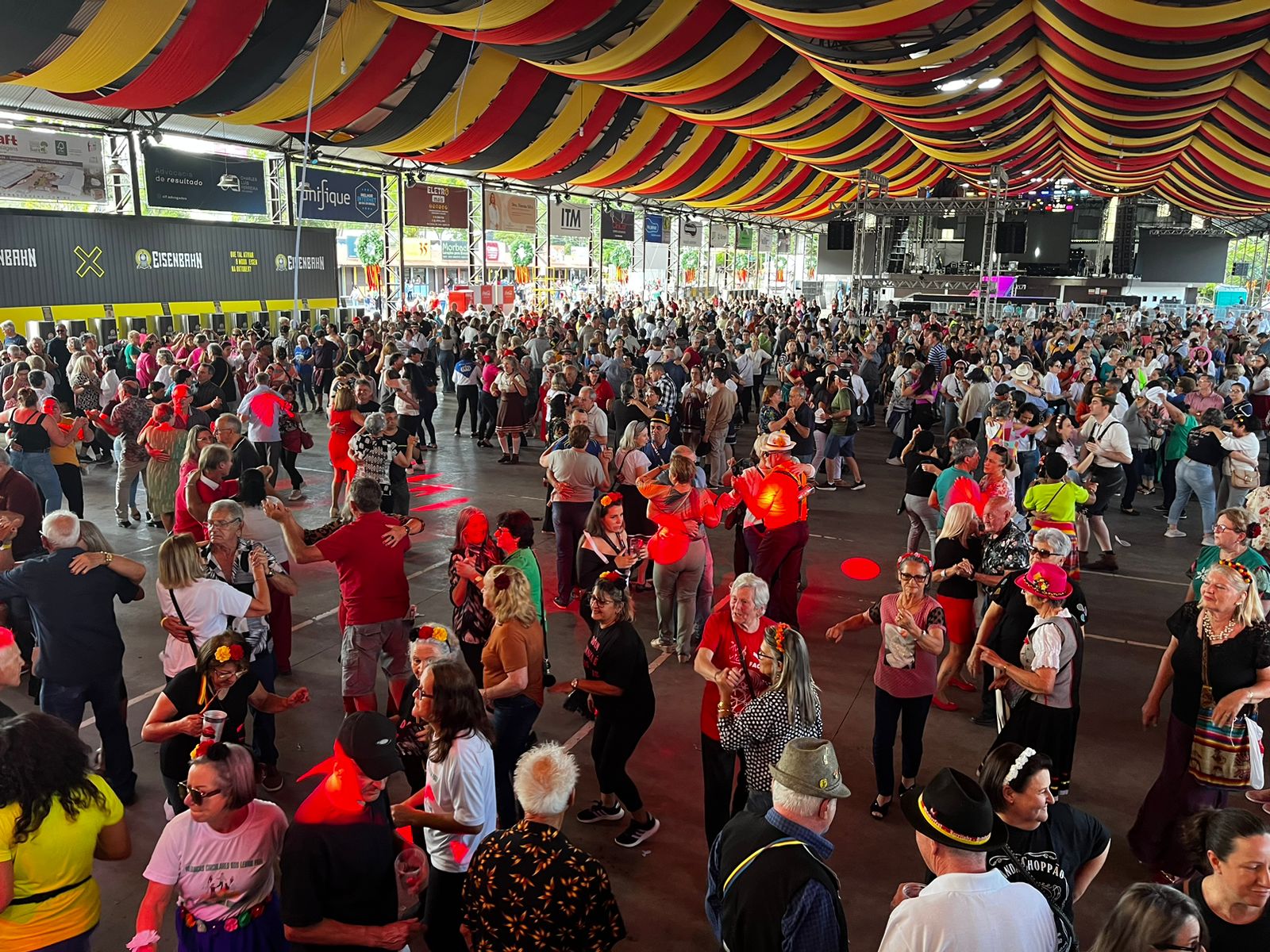 Grande público prestigia as atrações da Seniorentag na 34ª Oktoberfest de Igrejinha