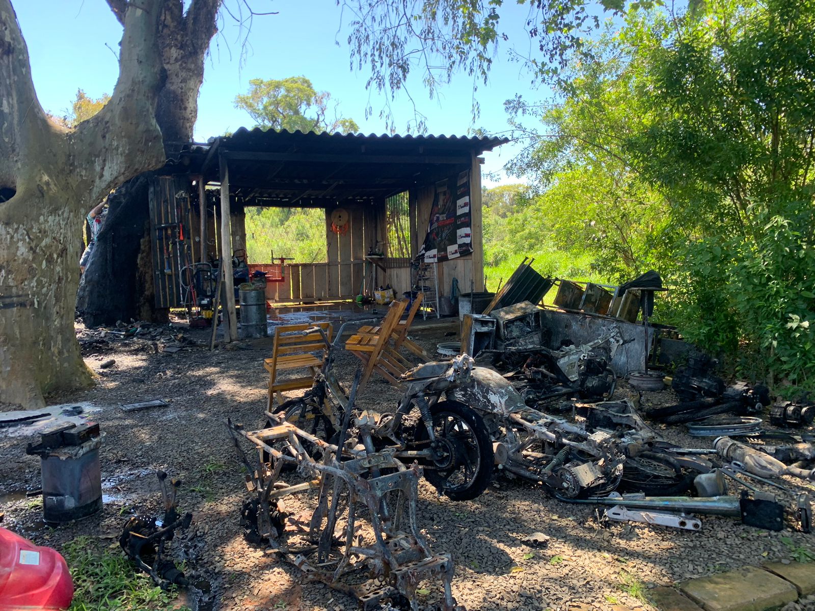 Incêndio destrói oficina de motos e seis veículos em Parobé