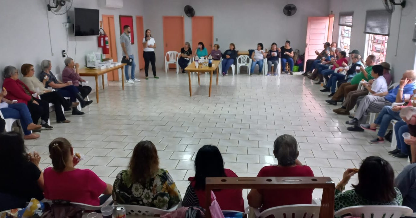 Grupo de idosos de Riozinho participa de palestra sobre educação financeira com representantes do Sicredi