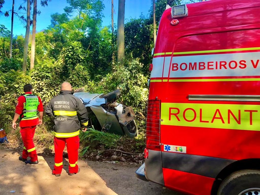 Condutor perde controle e acaba capotando veículo no interior de Rolante