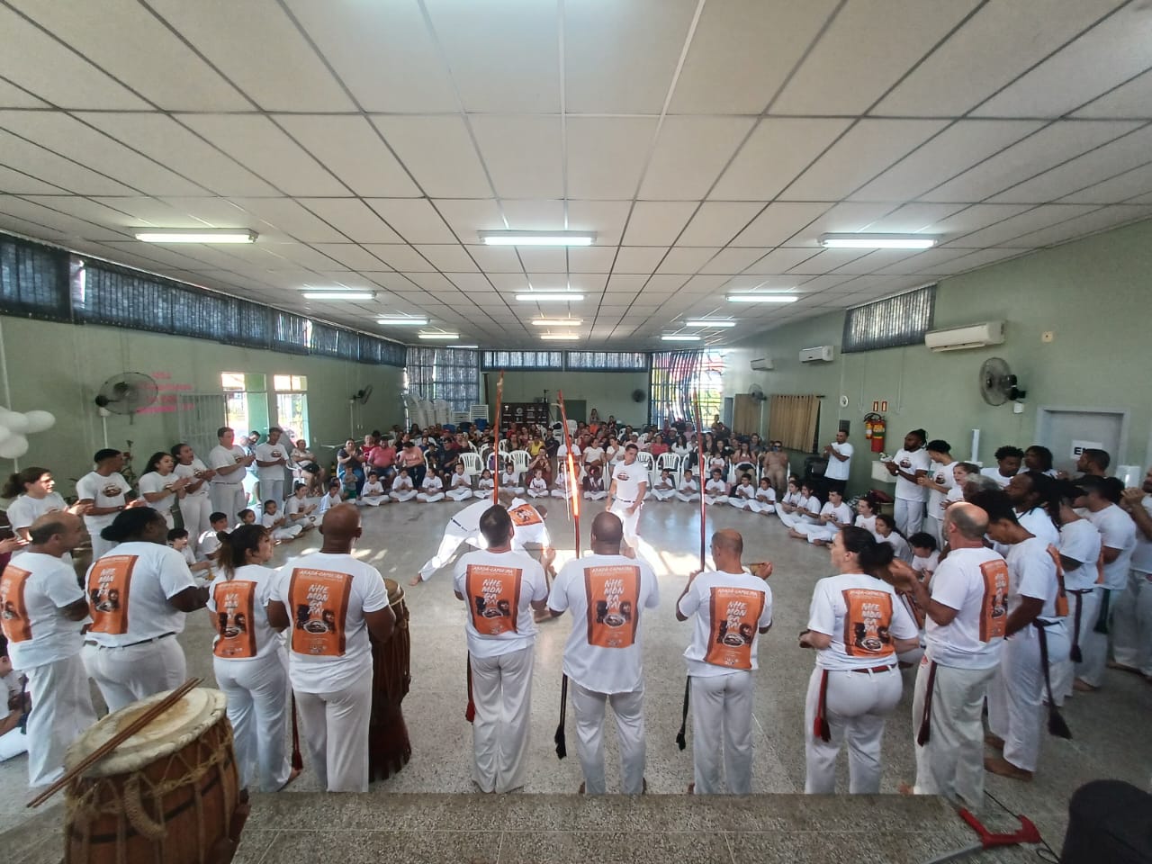 Projeto realiza cerimônia de graduação para 50 crianças do grupo de capoeira em Três Coroas