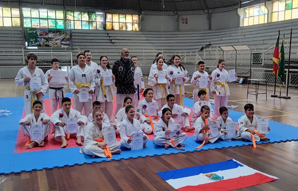 Projeto realiza cerimônia de troca de faixa dos alunos de Taekwondo em Três Coroas