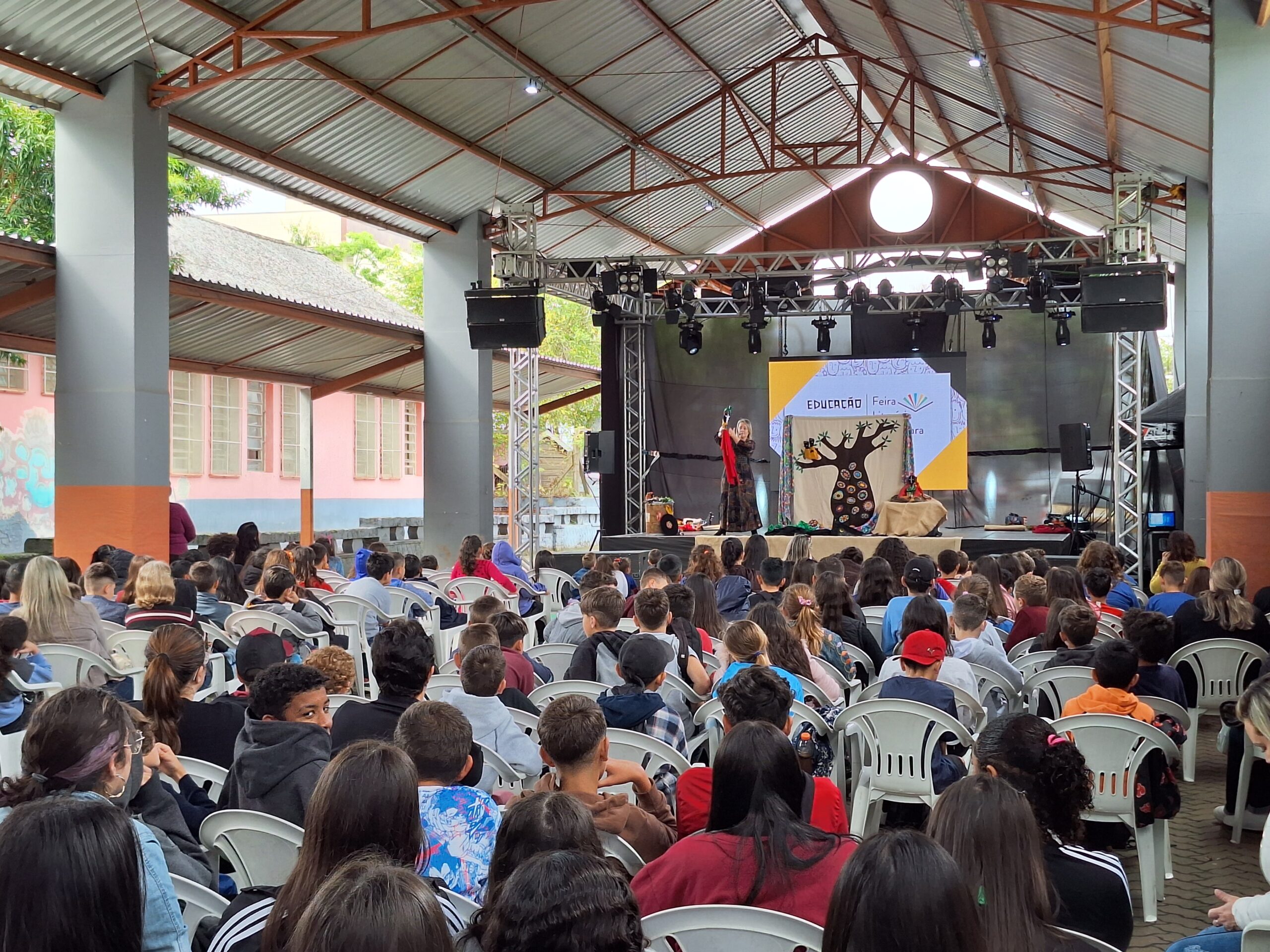 Feira Literária de Taquara inicia com peça teatral e contação de histórias
