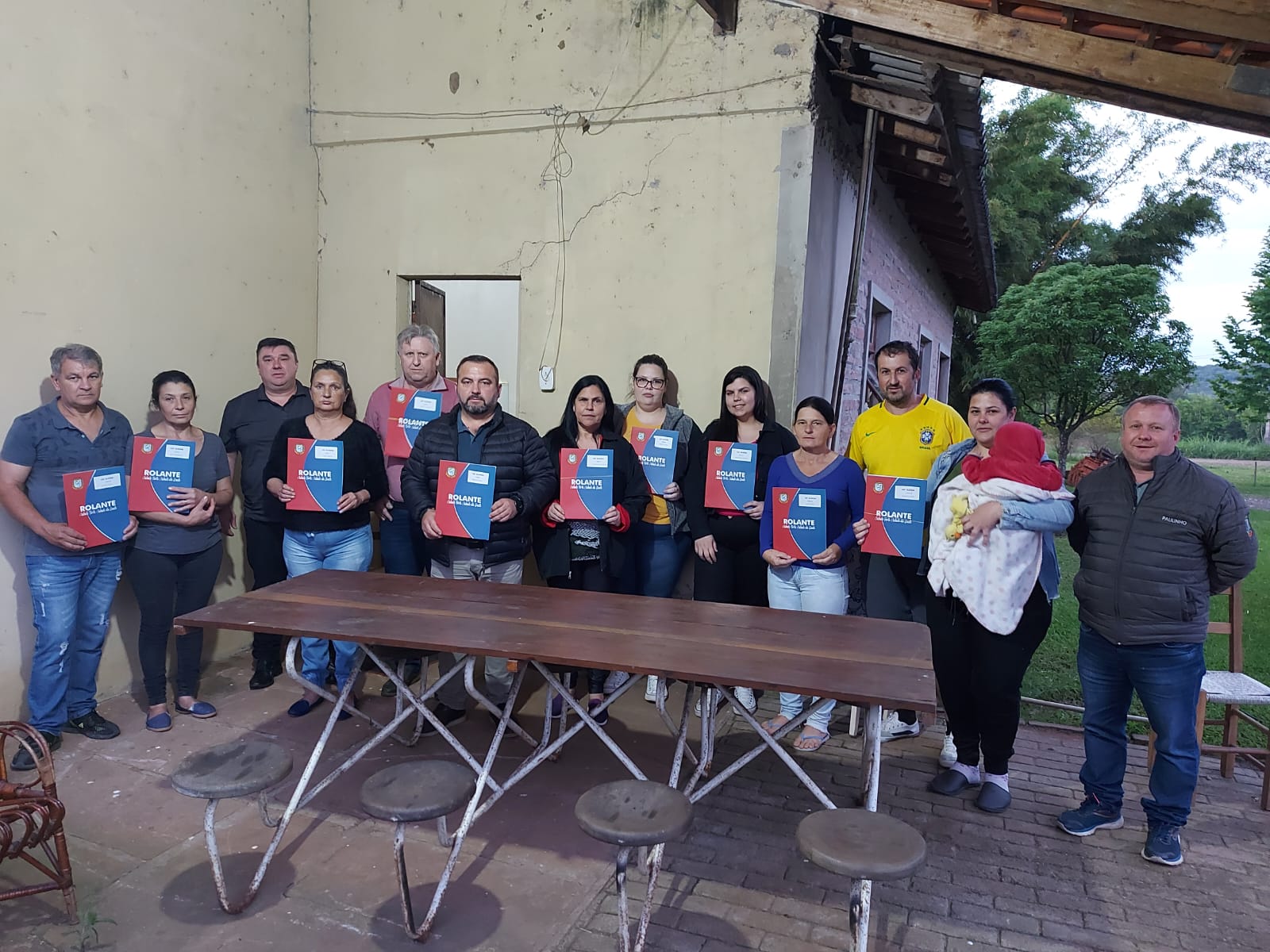 Moradores do Loteamento Mendes de Oliveira recebem escrituras em Rolante