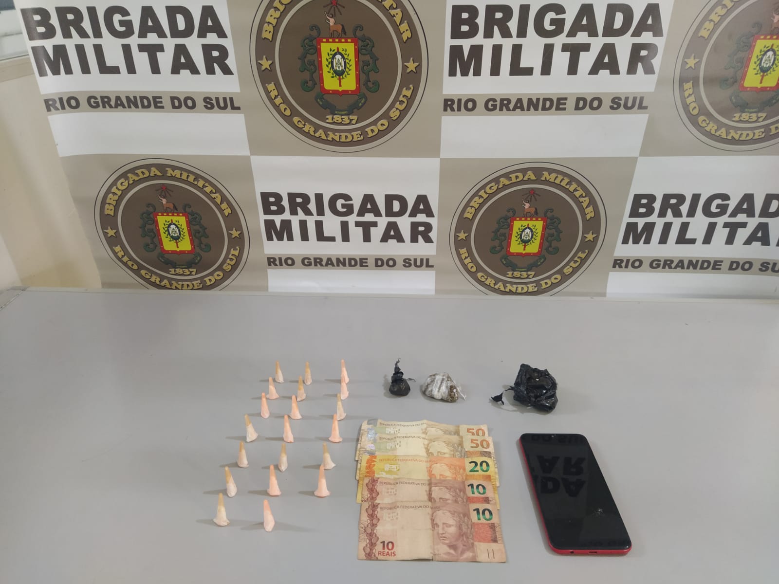 Homem é preso e adolescente apreendido por tráfico de drogas em Taquara