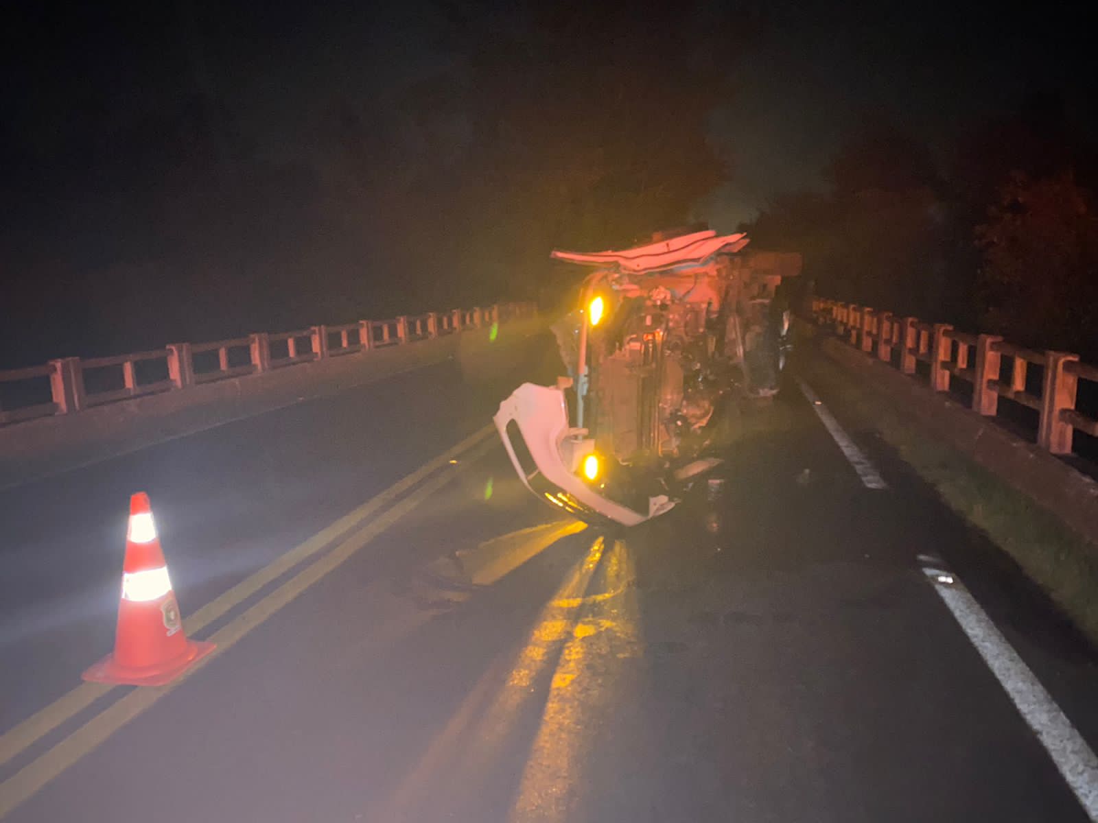 Homem fica ferido após sofrer capotamento de veículo na ERS-239 em Taquara