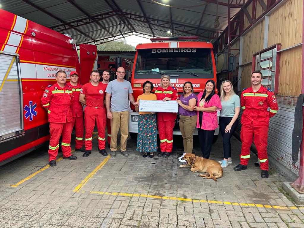 Núcleo de Mulheres Empreendedoras entrega mais de R$ 4 mil para bombeiros voluntários de Igrejinha e Três Coroas
