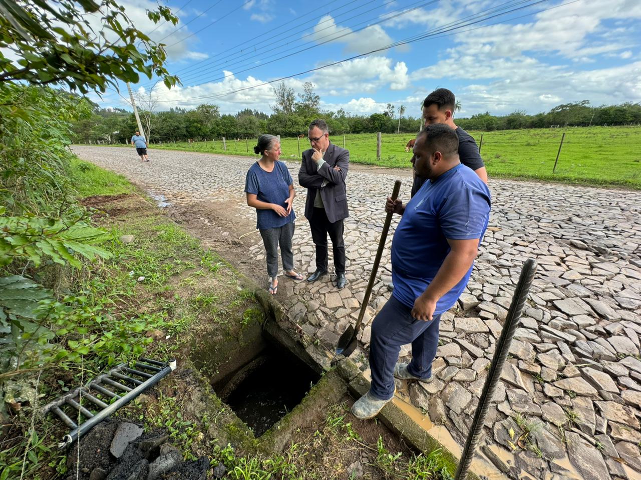 Secretaria de Obras de Taquara realiza reparos na canalização pluvial no Bairro Tucanos