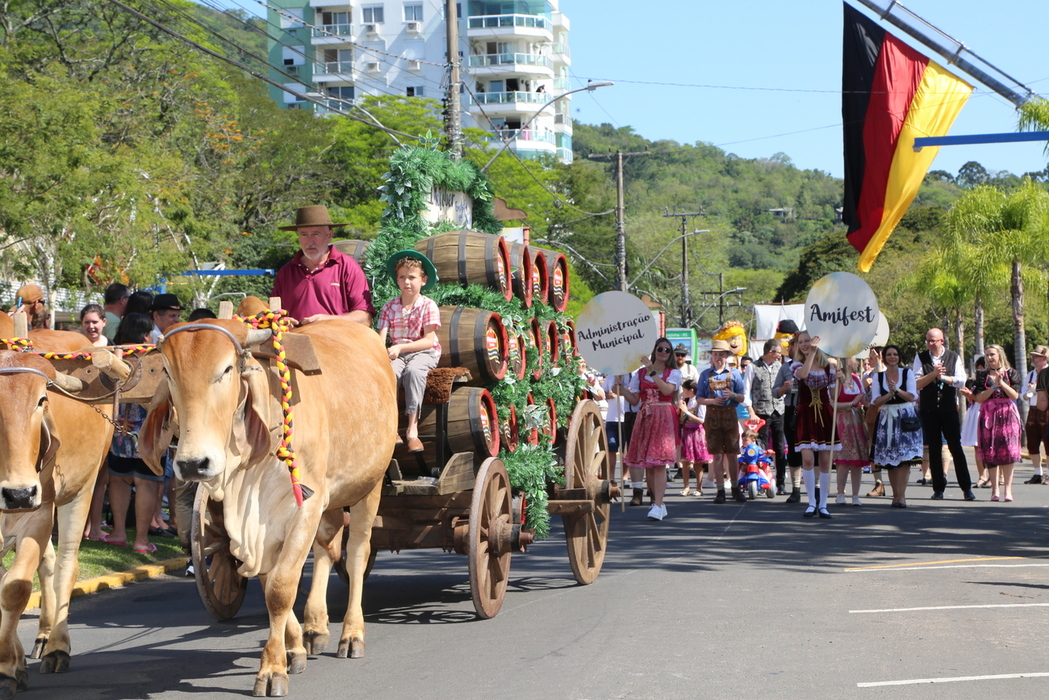Super Sábado da Oktoberfest de Igrejinha resgata cultura através de Desfile Temático e Jogos Germânicos