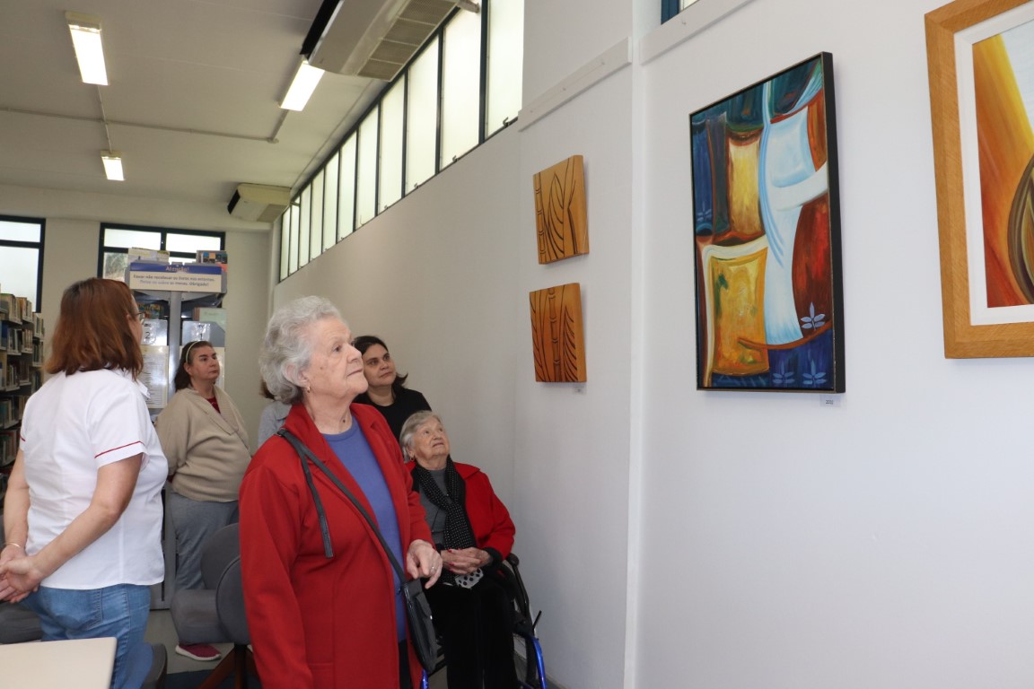 Exposição da artista plástica Luci Diefenbach está ocorrendo na Faccat