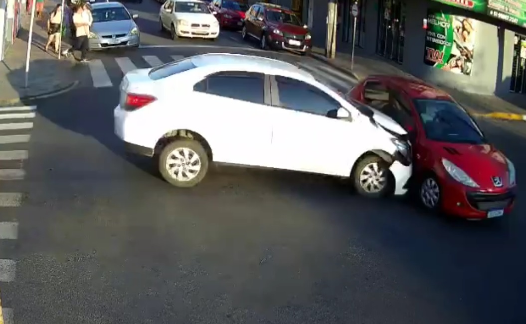 Câmeras de videomonitoramento registram capotamento ocorrido no Centro de Taquara