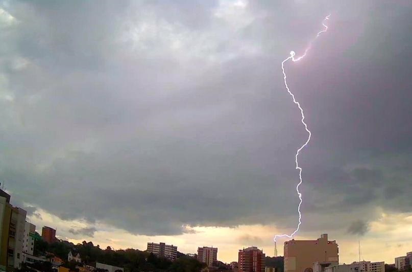 Raio histórico atinge torre em Taquara; Observatório registra mais de 500 raios nesta segunda-feira - Veja vídeo