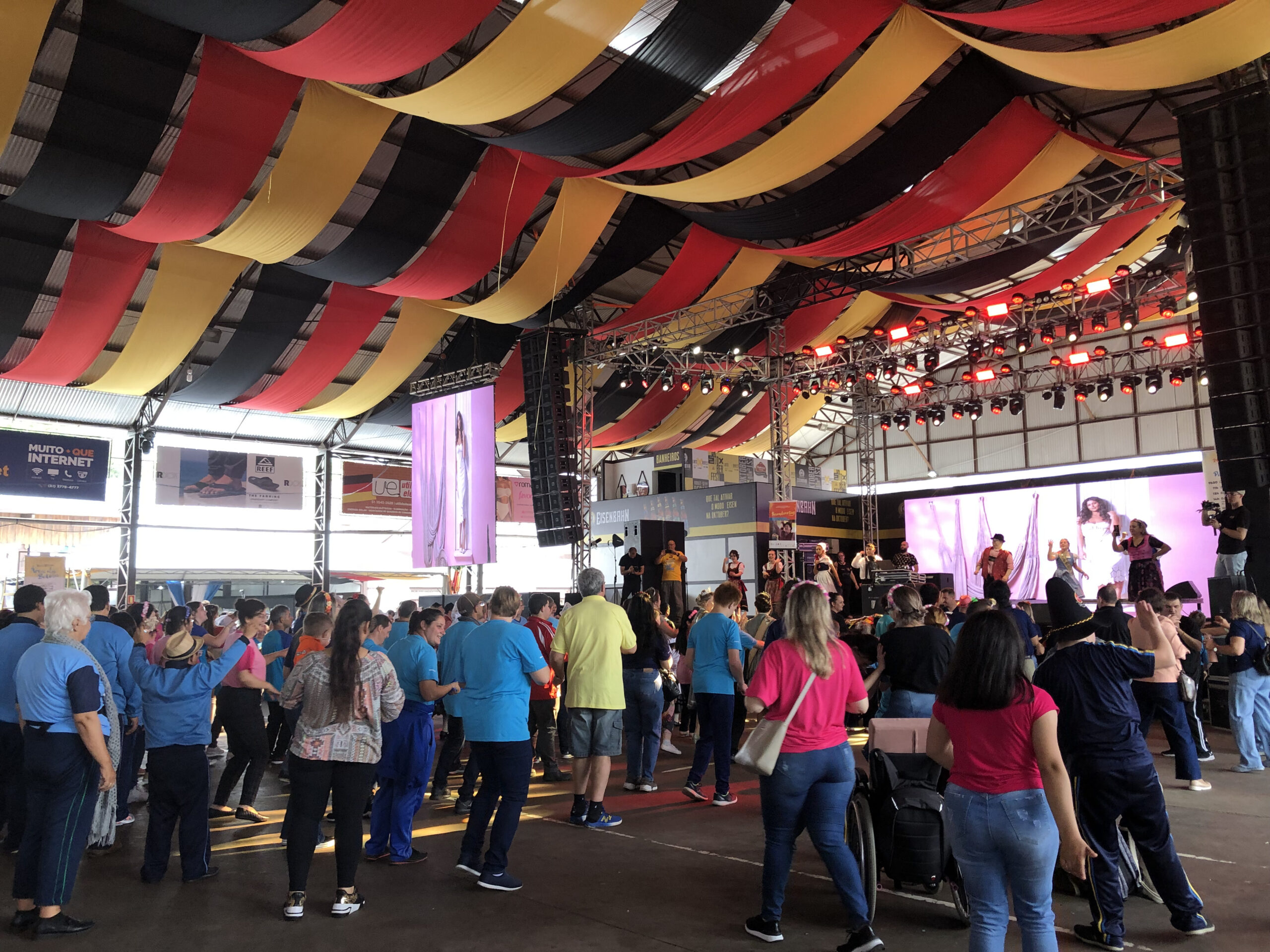 Grupo da APAE de Parobé participa de dia especial na Oktoberfest de Igrejinha