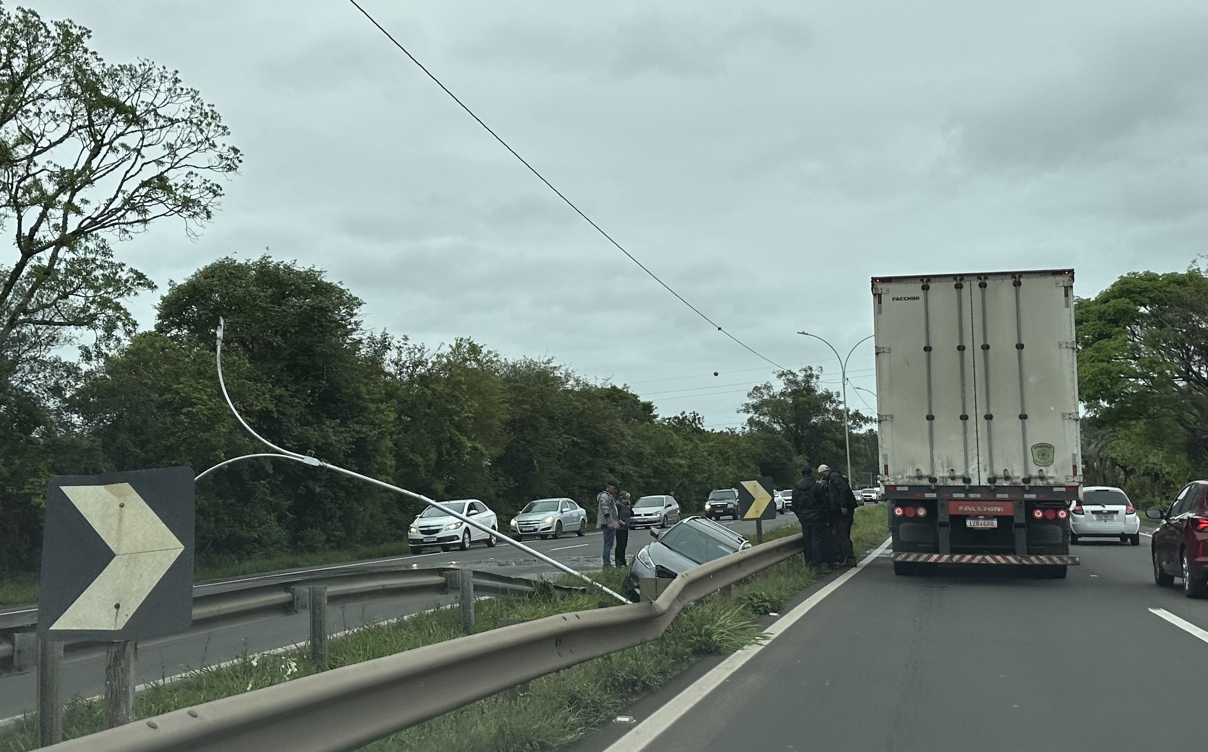 Motorista perde controle do carro, cai no canteiro central e derruba poste na ERS-239 em Parobé