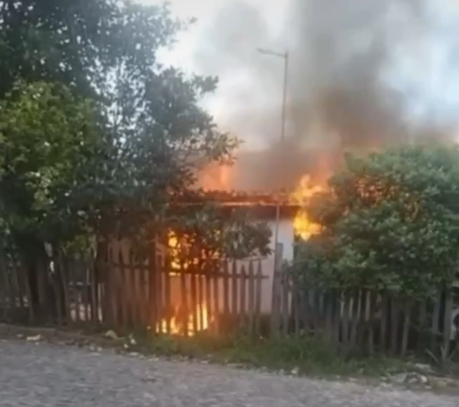 Incêndio destrói casa em Parobé