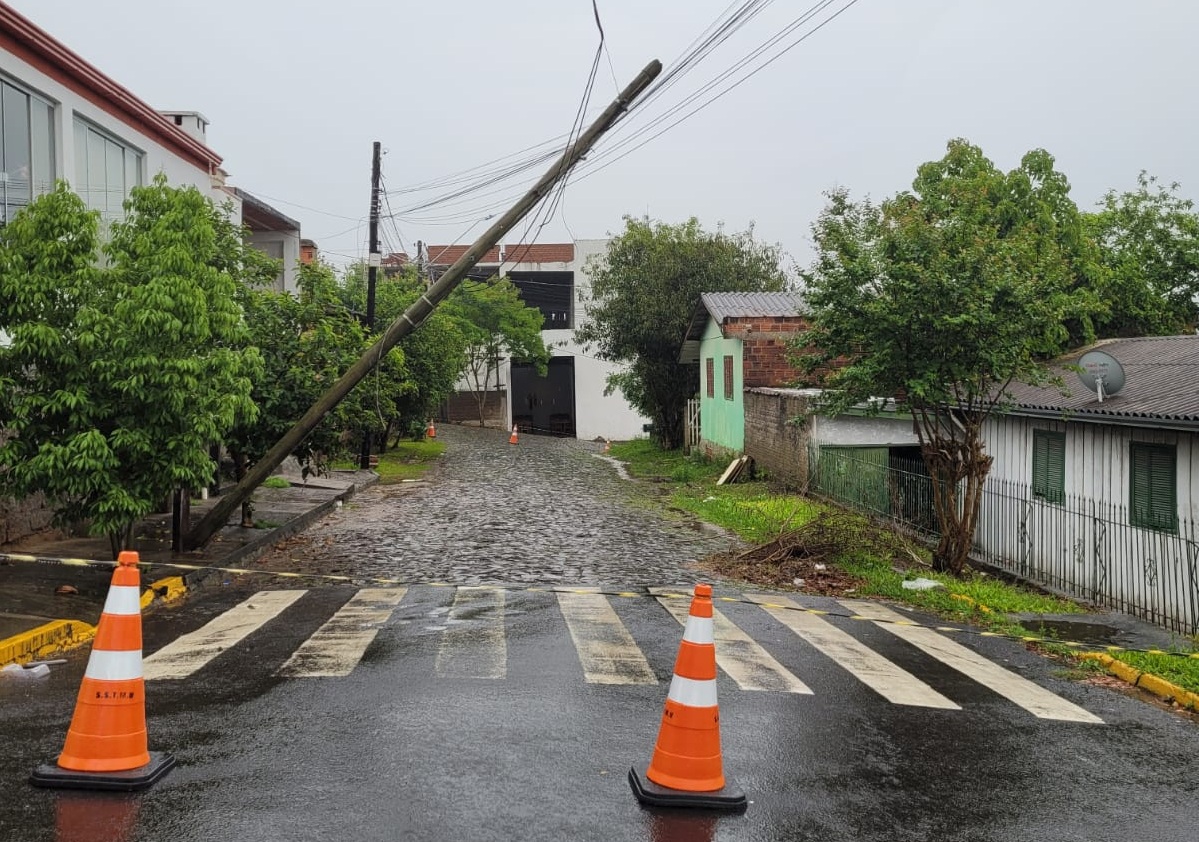 Prefeitura de Taquara bloqueia cruzamento em razão da queda de um poste no Bairro Empresa