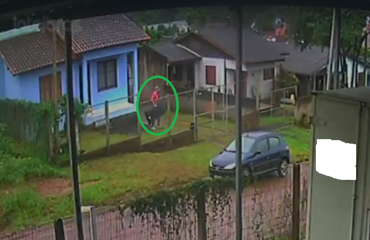 Câmera de segurança flagra indivíduos furtando residência no bairro Tucanos em Taquara