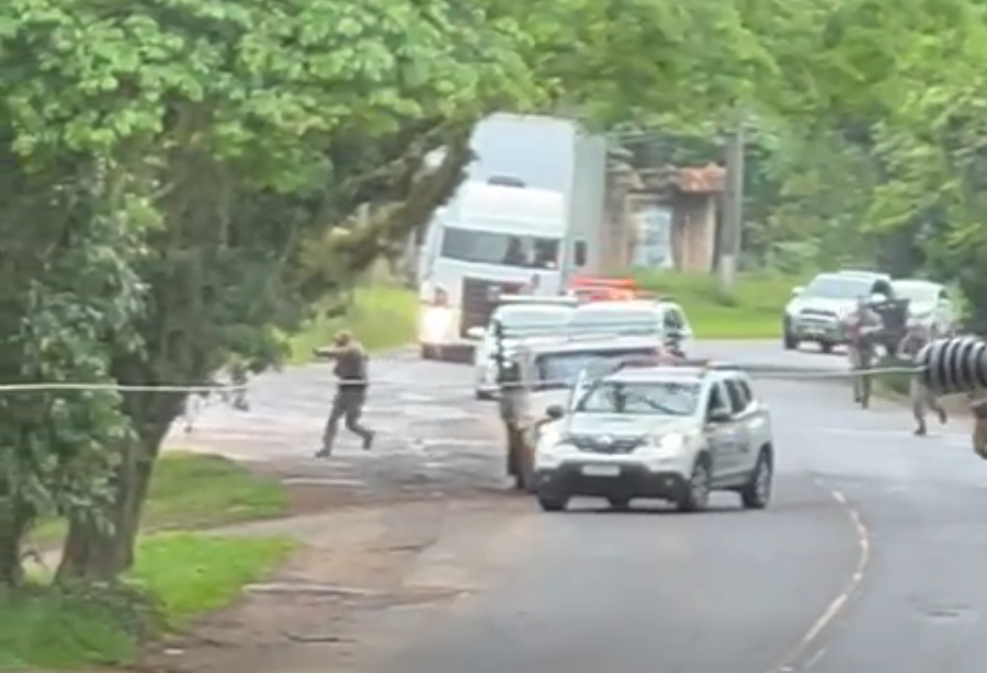 Após tentar roubar carga de cigarros em Parobé, dupla se envolve em tiroteio na ERS-020 em Gravataí