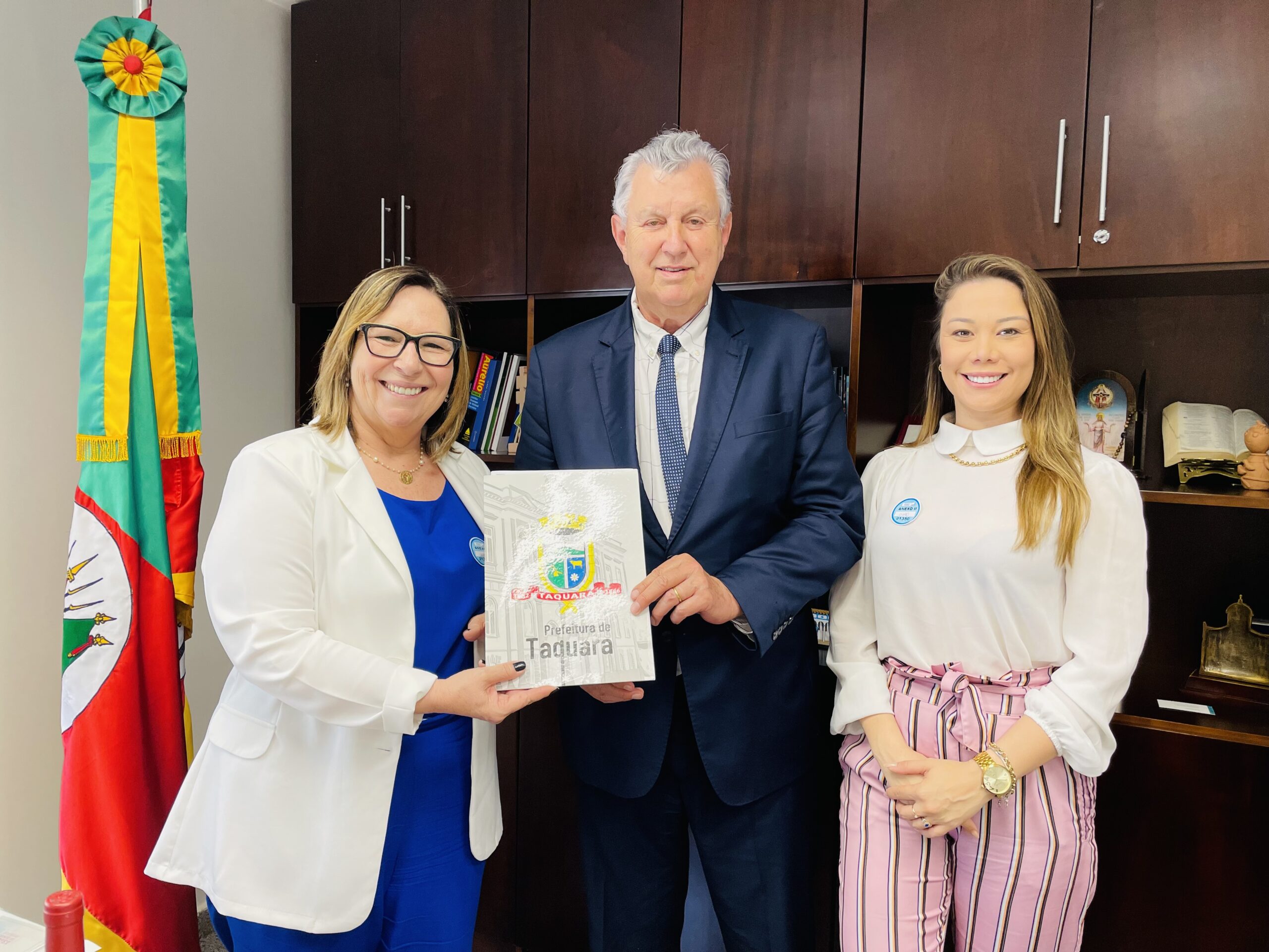 Prefeita de Taquara entrega pedidos de emendas a deputados federais e senadores em Brasília