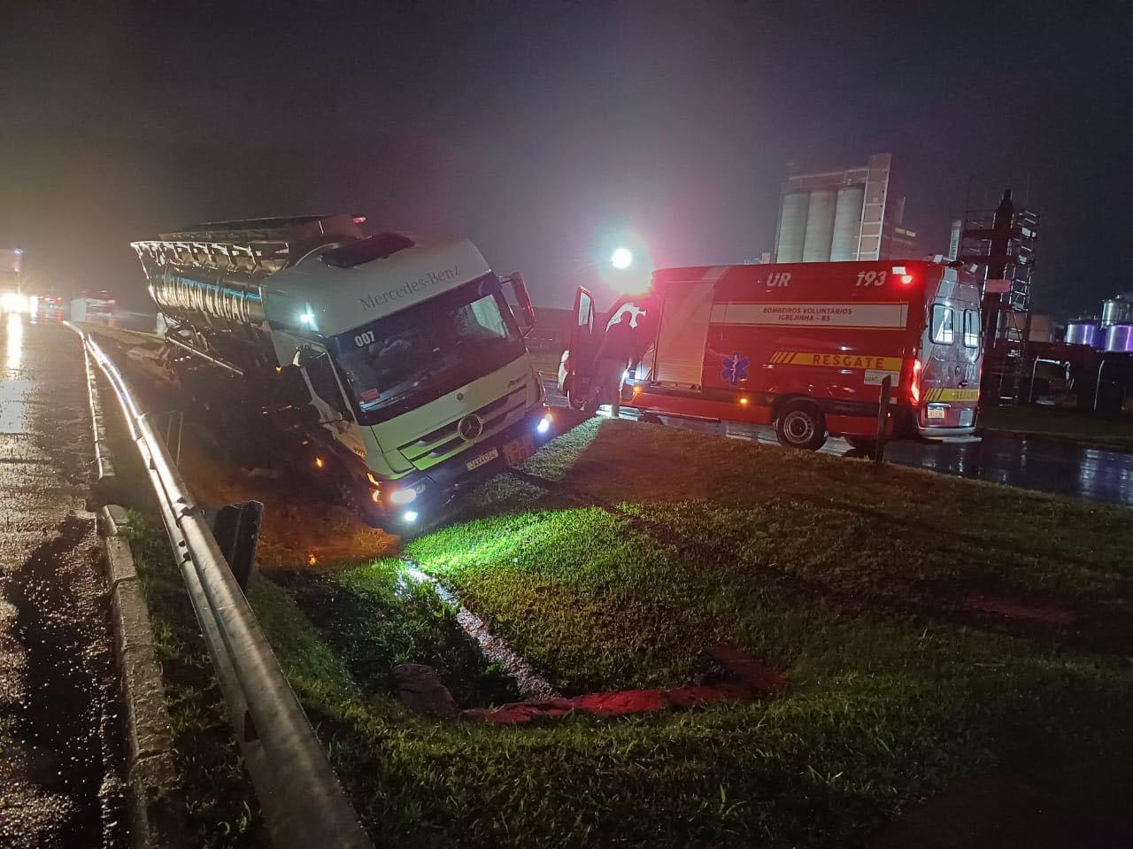 Caminhão sai da pista na ERS-115