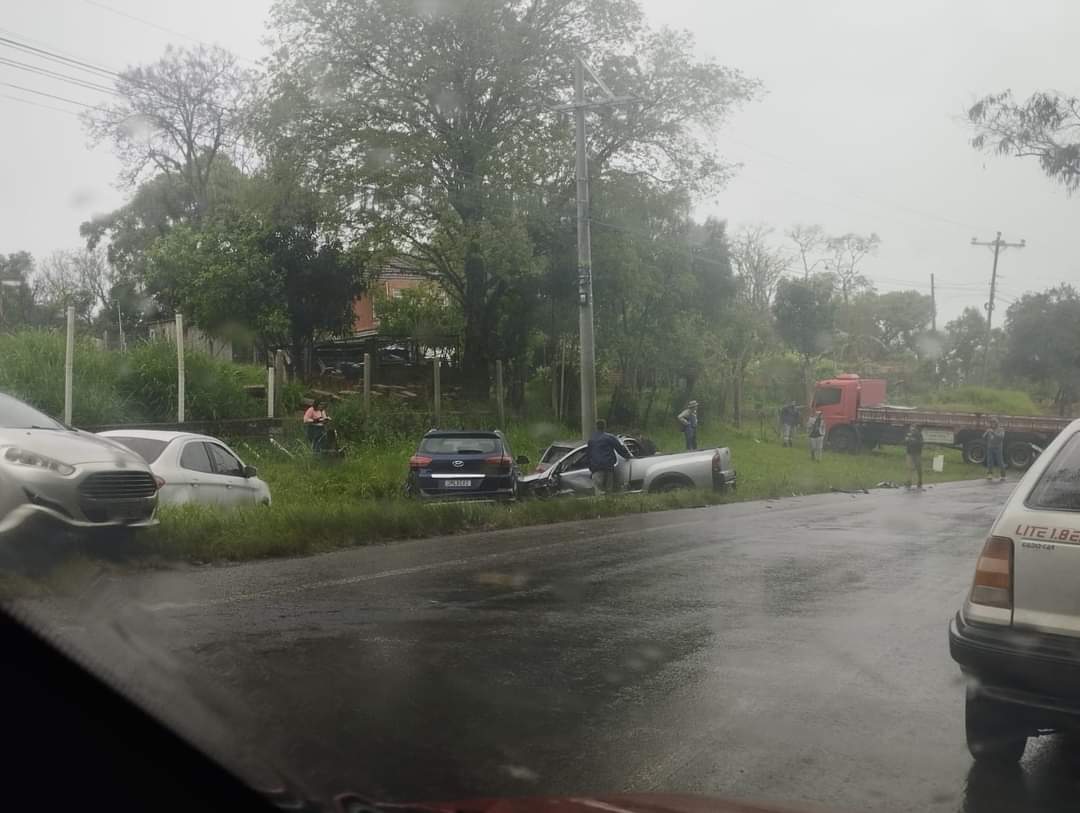 Acidente entre quatro carros e caminhão deixa duas pessoas feridas entre Taquara e Morungava