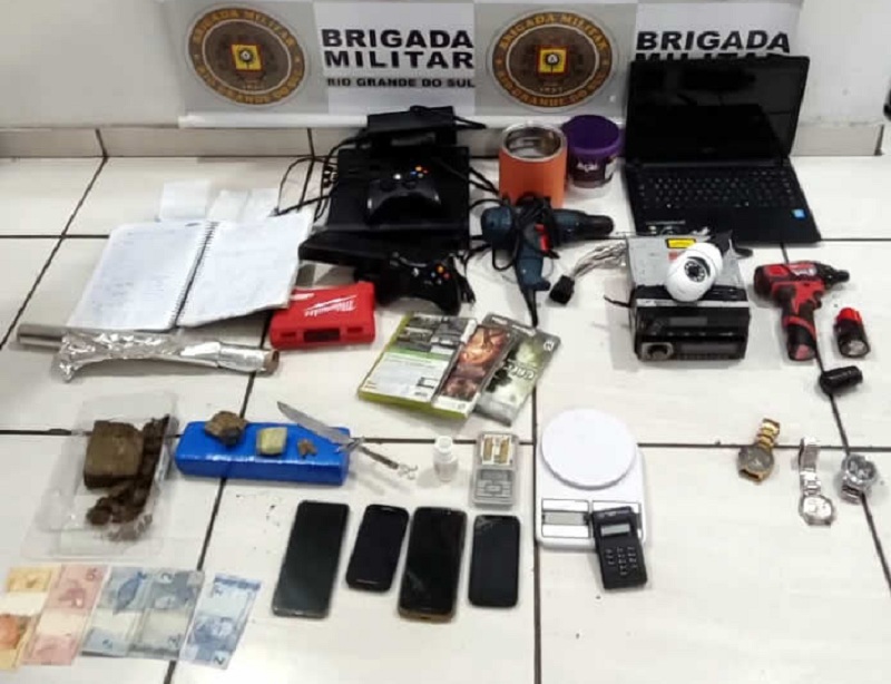 Homem é preso com quase um quilo de maconha e materiais sem procedência em Três Coroas