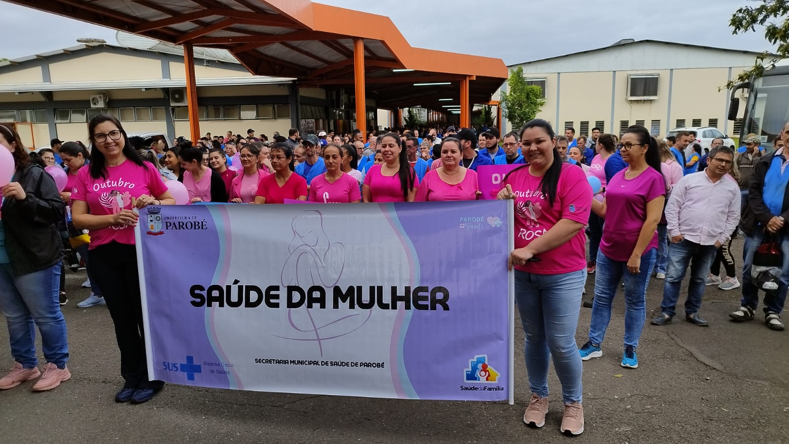Saúde da Mulher participa de caminhada alusiva ao Outubro Rosa na Usaflex em Parobé