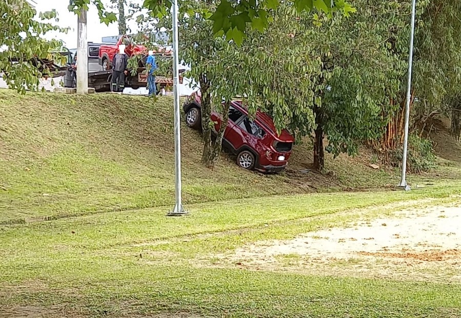 Veículo desgovernado vai parar no Parque do Trabalhador em Taquara