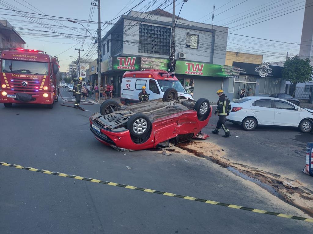 Colisão com capotamento no centro de Taquara